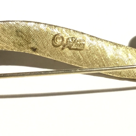 Vintage c1955 Signed Coro Pegasus Ribbon and Pearl Brooch - Picture 4 of 4